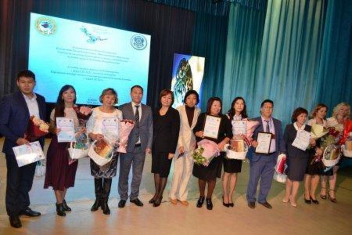 В Алматы определили победителей ежегодного конкурса "Адал ұстаз - Честный учитель"  В конкурсе приняли участие преподаватели и методисты общеобразовательных школ города.